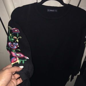 sleeveless dress with embroidered flowers! 🖤🌻🌸✨